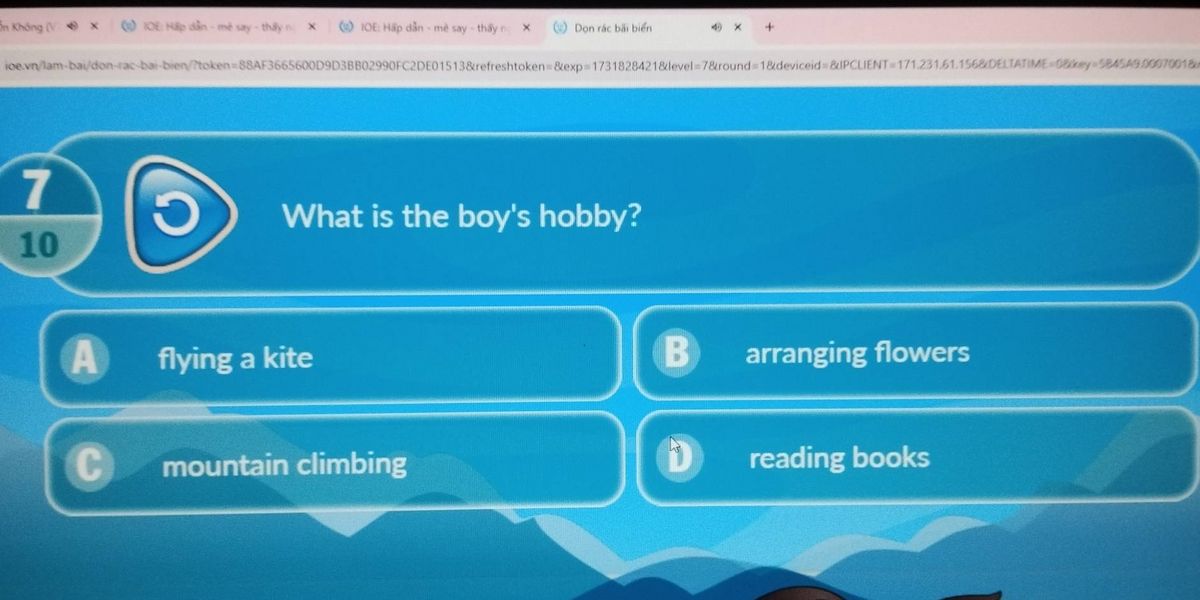 Câu hỏi trắc nghiệm tiếng Anh What is the boy's hobby? trong bài luyện dọn rác bãi biển